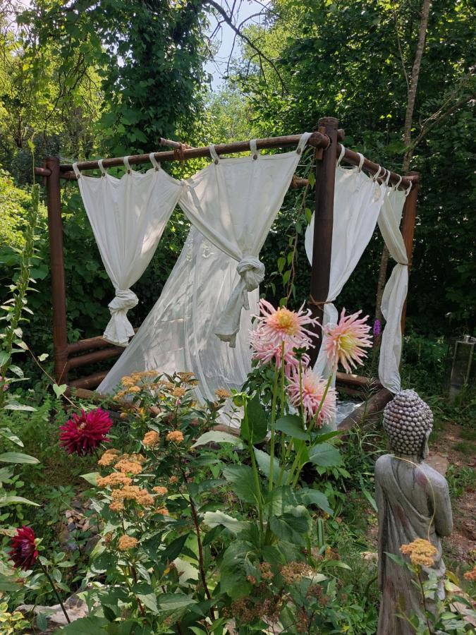 Tente Dans Gazebo Thai Dans Jardin En Bord De Riviere Saint-André-de-Valborgne 外观 照片